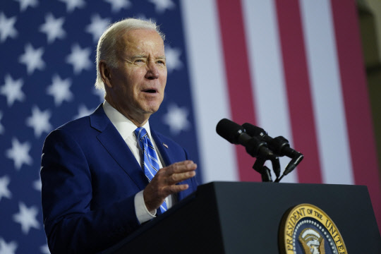 "바이든, 우크라 키이우 깜짝 방문 중"[AP=연합뉴스]